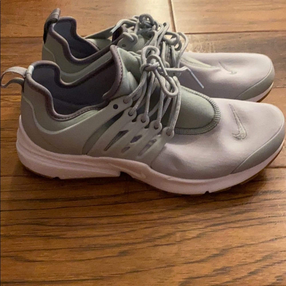 Nike sneakers, light grey and never worn!!